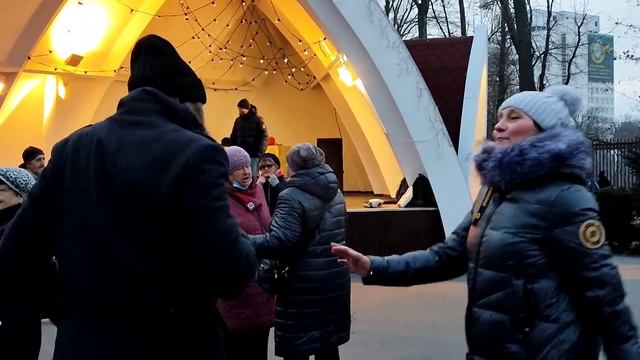 Я ТЕБЯ ИЩУ, ГРУЩУ!???/ТАНЦЫ В ПАРКЕ ГОРЬКОГО ХАРЬКОВ ДЕКАБРЬ 2021 смотреть онлайн
