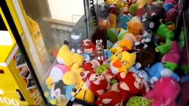 Автомат с Игрушками Челлендж ДОСТАЕМ МНОГО ИГРУШЕК ИЗ ИГРОВОГО АВТОМАТА Вместе с Машей и Николь смотреть онлайн