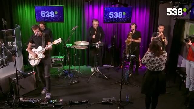 Caro Emerald - Whatchugot _ Live bij Evers Staat Op.mp4 смотреть онлайн