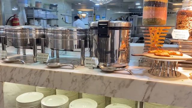 Food selection in Royal Palm @ Orchid Country Club смотреть онлайн