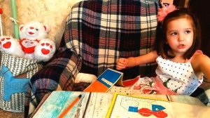 Детский блог. Книжка с наклейками зверятками. Варя делает мышку.