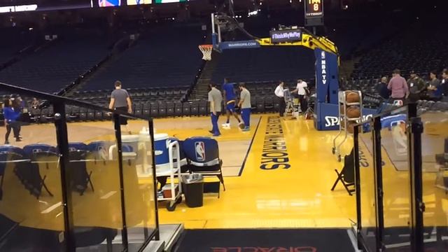 Tour of lower bowels of Oracle Arena aka "Roaracle" pregame Golden State Warriors (52-11) vs Celtic смотреть онлайн