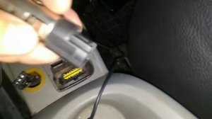 Чистка и ремонт разъема для прикуривателя/зарядки в Рено Кенго 08/12