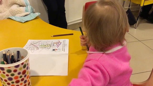 Ребенок год и семь месяцев рисует смотреть онлайн