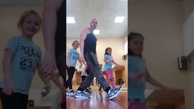УЧИМ НОВЫЙ ТАНЕЦ НОГАМИ ШАФЛ ПОД МУЗЫКУ ЯГОДА МАЛИНКА ХАБИБ/ ОБУЧЕНИЕ ТАНЦАМ ИЗ ТИК ТОК ТРЕНДОВ смотреть онлайн
