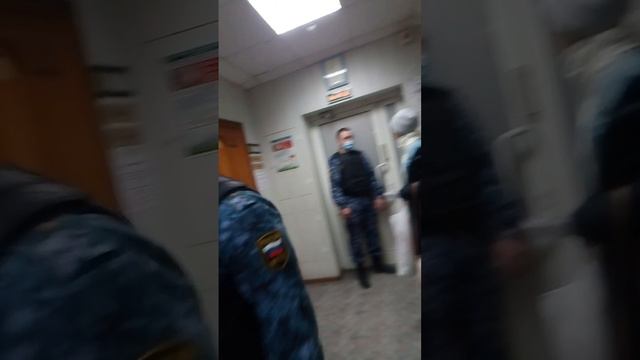 Женщина должник по алиментам хочет уйти от приставов, а кто за неё будет решение суда исполнять? смотреть онлайн