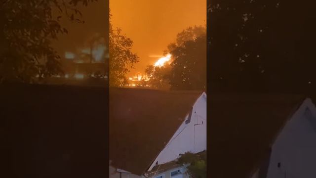 Местные СМИ сообщают о сильном пожаре в Шахтёрске (ДНР) в результате прилёта. смотреть онлайн