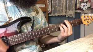 Девушка по городу шагает босиком на гитаре