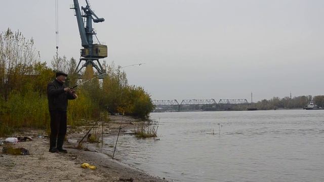Как правильно вываживать рыбу без подсака. Мужик поймал язя.