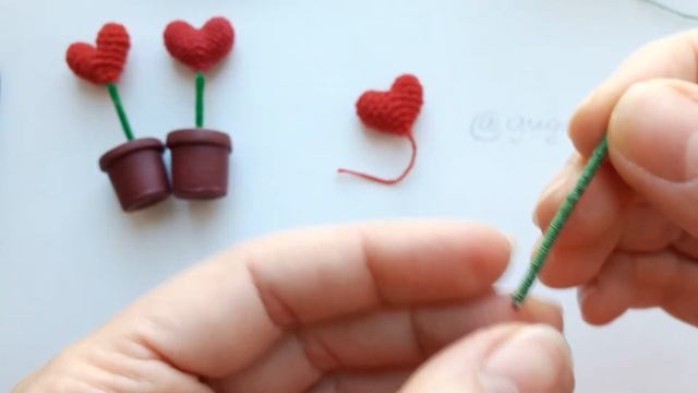 Вязаное маленькое сердечко на подставочке. Сувенирчик смотреть онлайн