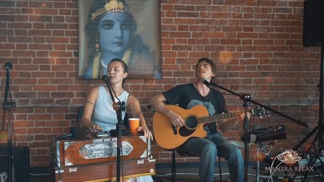 Mantra Live / Om Hari Om смотреть онлайн