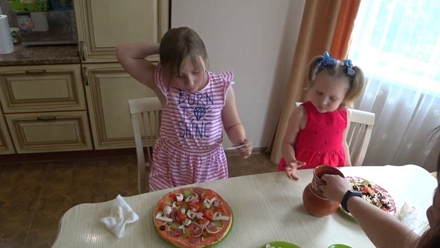 Пицца челлендж. Дети готовят пиццу. Готовим вкусную пиццу. Дети учатся готовить. смотреть онлайн