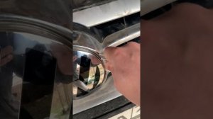 Снятие эмблемы решетки радиатора VW Touareg с ACC  без снятия бампера