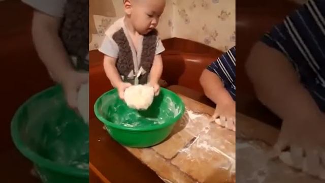 #лучше всех 2-х летний ребенок готовит ужин смотреть онлайн