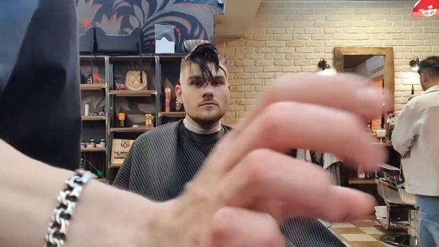 мужской мастер /барбер/ мужская стрижка на короткие волосы / популярная стрижка на потоке в салоне смотреть онлайн