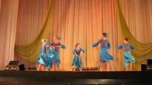 Красивый медленный танец детей среднего школьного возраста