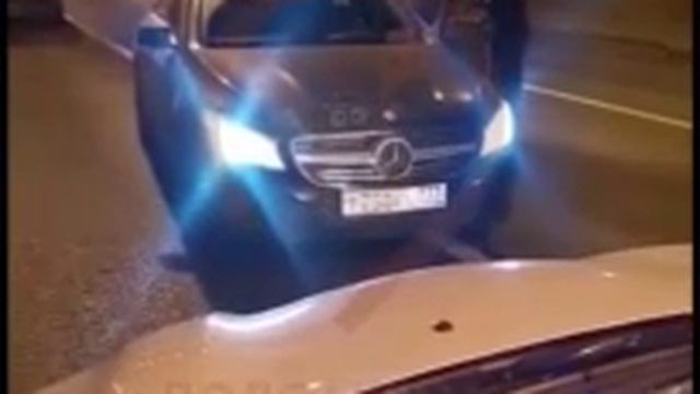 Дама на Мерседесе немножко психанула смотреть онлайн