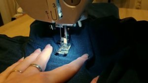 Как заштопать брюки  на машинке? Штопка одежды. Ремонт