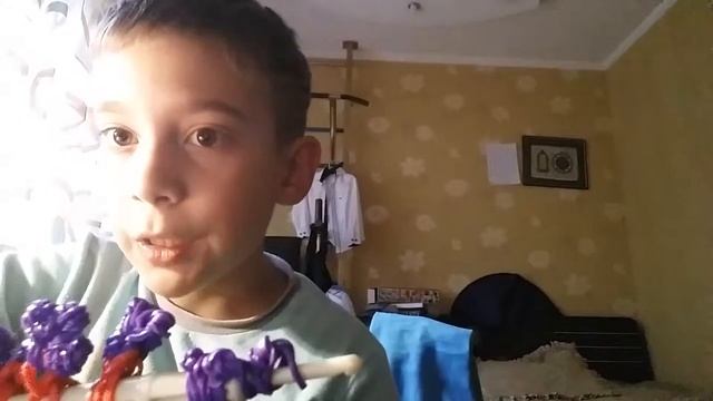 Учимся плести из резинок. Урок №1: делаем снежинку. смотреть онлайн