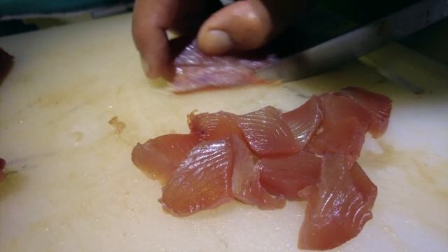 Сашими из Тунца поймали и съели. смотреть онлайн