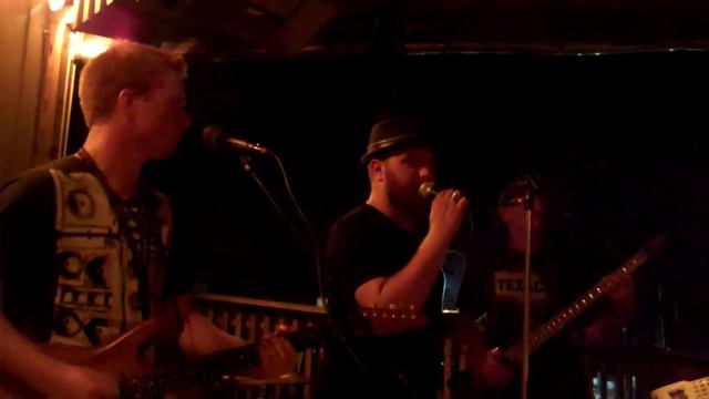 Brick House (Cover) - Fauxshow (Live) смотреть онлайн