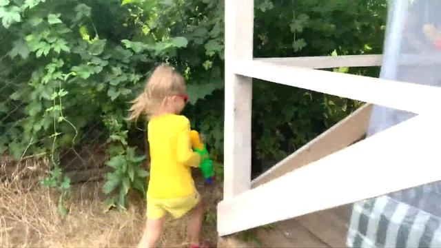 Алиса с папой играют на даче в стрелялки. Shooting with dad! смотреть онлайн