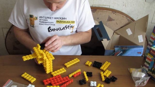razvivajka.com - Сборка монстра с подвижной головой из набора Монстроведение конструктора Фанкласти смотреть онлайн