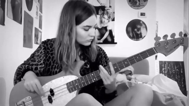 Victoria suona Brianstorm degli Artic Monkeys смотреть онлайн