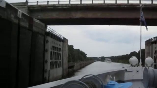 Круиз 2011 проход шлюза близ Ужгорода.AVI смотреть онлайн