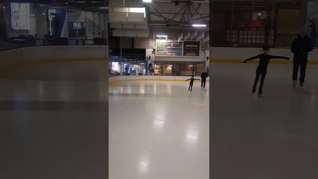 покататься на коньках на льду на 4м этаже, можно в Минске смотреть онлайн