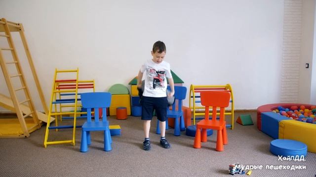Пешеход в тёмной одежде. Уверены, что водитель его видит? Давайте узнаем. ХайПДД. Мудрые пешеходики смотреть онлайн