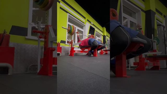 Жим лёжа с паузой на груди 130кг смотреть онлайн