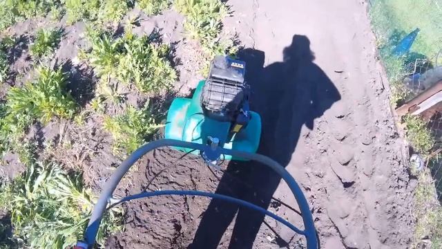 Работа мотоблоком на огороде