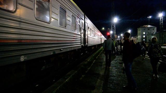 ЭП2К-056 с поездом №146 Санкт-Петербург - Челябинск прибывает на станцию Пермь-2 смотреть онлайн