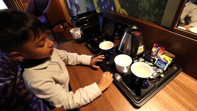 LEGOLAND HOTEL Windsor (Room Tour) at Castle Hotel смотреть онлайн