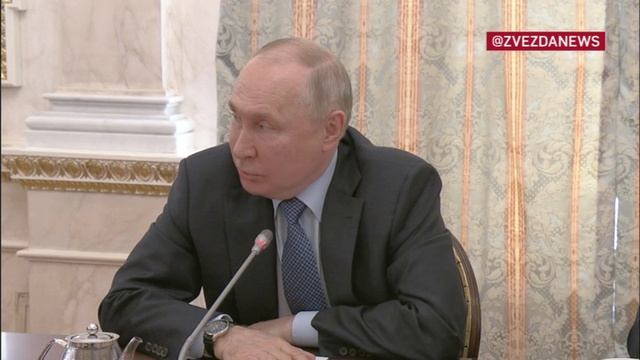 В данный момент Владимир Путин проводит встречу с военкорами,журналистами,блогерами и авторами телег смотреть онлайн