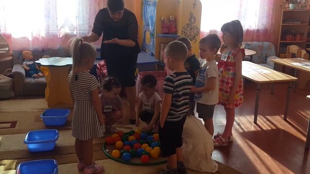 Подвижная игра Разложи по цветам смотреть онлайн