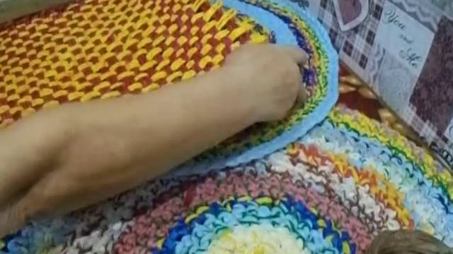 Вяжем коврик на самодельном станке 2 часть смотреть онлайн