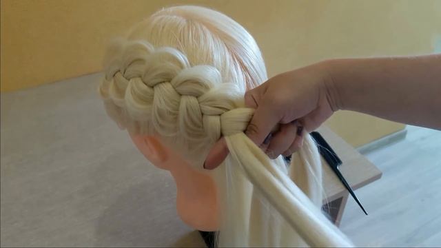 Две Французские ажурные косы с роскошными розами. Two French openwork braids with luxurious roses. смотреть онлайн