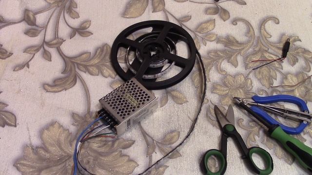 Как подключить цветную светодиодную (RGB) ленту и блок питания без контроллера . смотреть онлайн