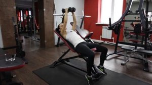 Разводки гантелей на наклонной скамье