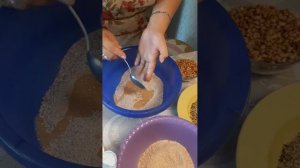 Изготовление традиционных алтайских конфет (чок-чок) из талкана #талкан #конфеты #алтайцы #кухня