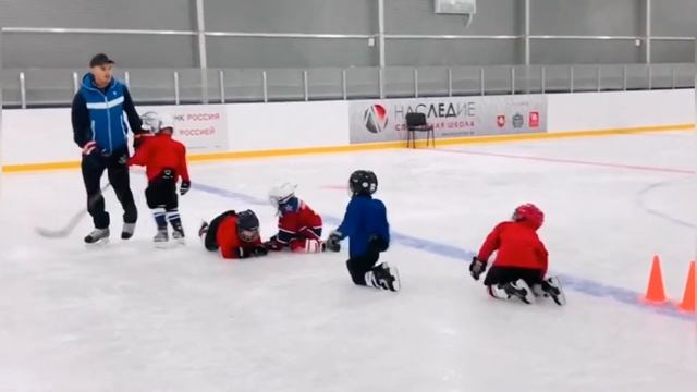 Юные хоккеисты учатся кататься смотреть онлайн