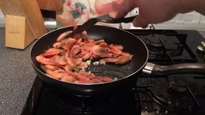 Рецепт креветок к пиву с чесноком на сковородке