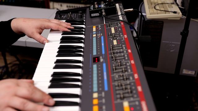 Roland Juno-106 & MXR Carbon Copy смотреть онлайн