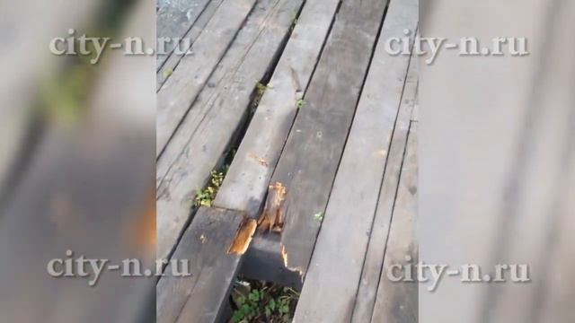 В Новокузнецке люди ходят по мосту без досок смотреть онлайн