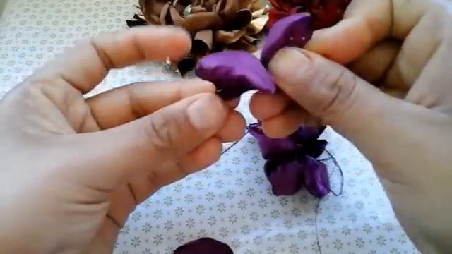 TUTORIAL FLORES DE SATIN Y RAZO PASO A PASO/CREACTIVATE MANUALIDADES смотреть онлайн
