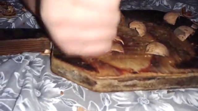 Мужик ломает орехи своей рукой!!ШОК!! У него порез!! смотреть онлайн