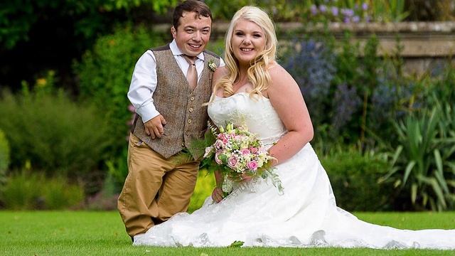 Жениху пришлось взять стремянку на свадьбу, чтобы поцеловать невесту! смотреть онлайн