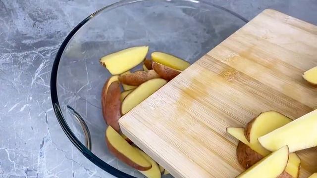 Картофель по деревенский в духовке. Пештегі ерекше дәмді картоптар. смотреть онлайн